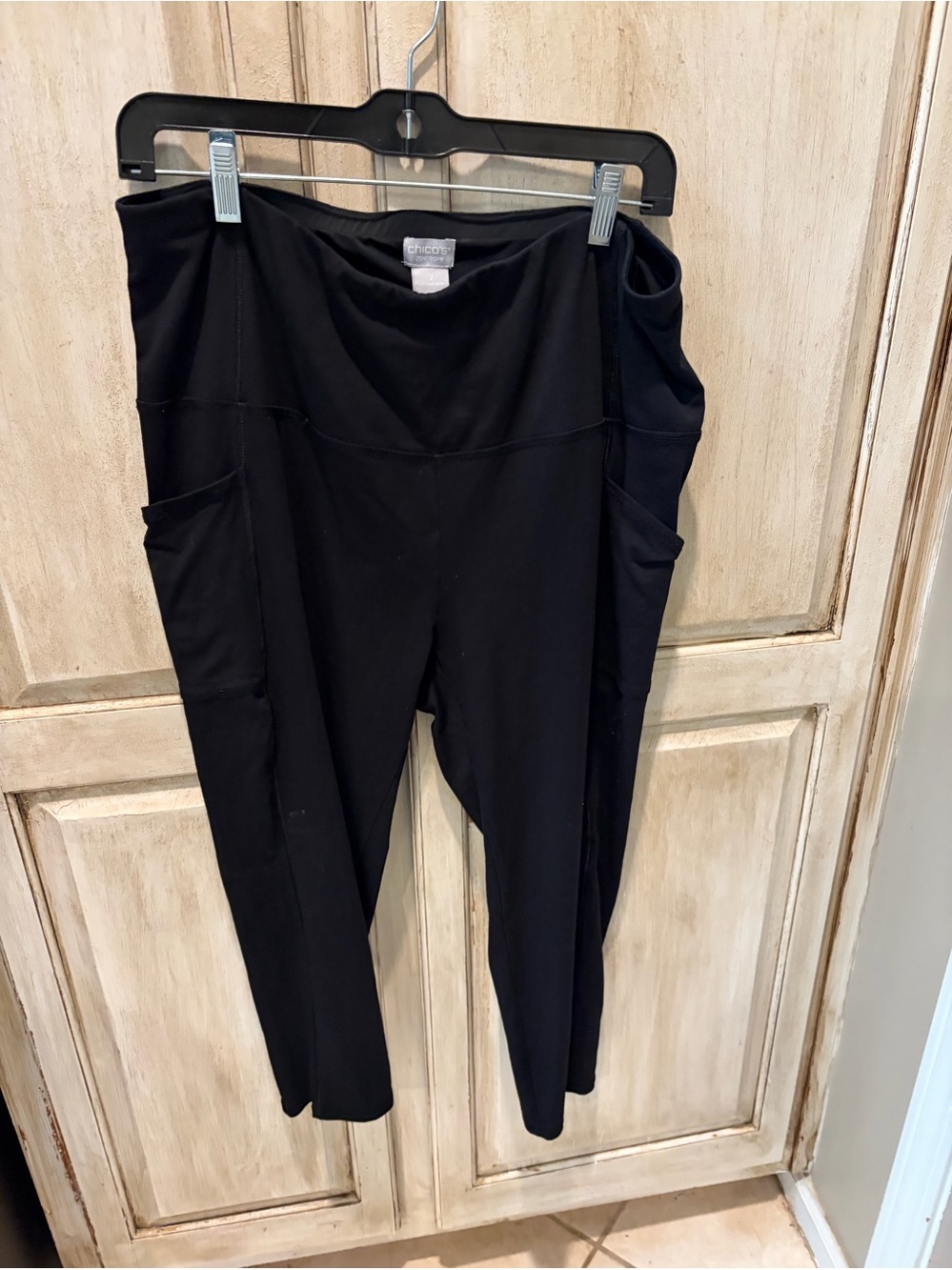 Chico's Black Pull-On Knit Capri Pants with Pockets size 2